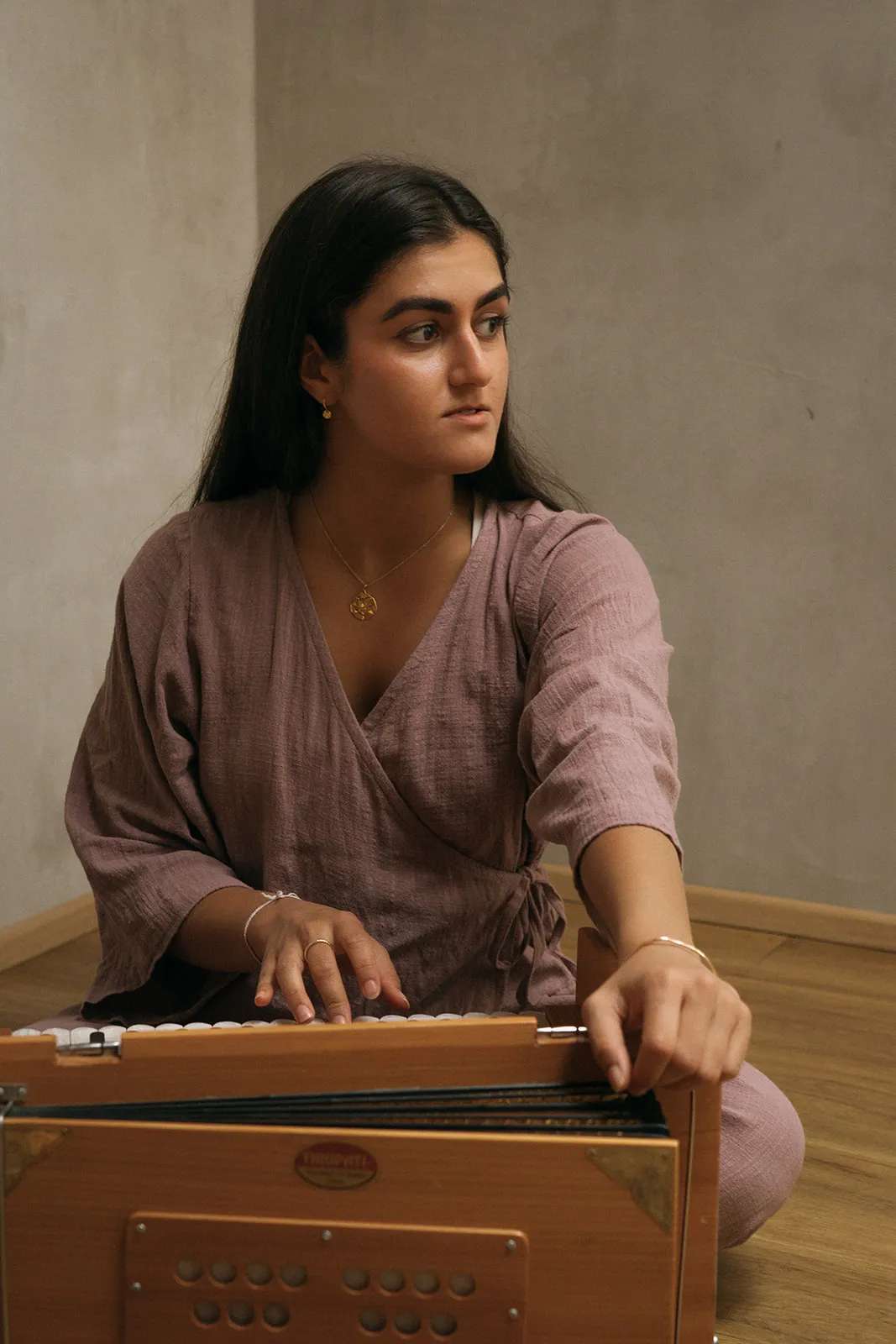 Kimia Hajian plays the harmonium at Yoga Movement Prague.